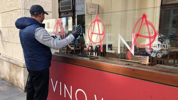 Weinbar Vino beschmiert mit Anarchisten-Zeichen