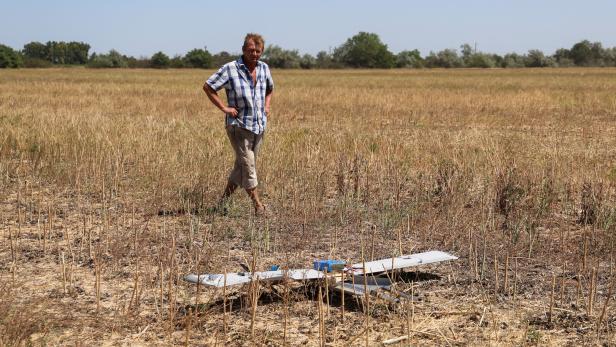 Drohnen-Überreste auf einem Feld nahe Cherson: Russland verfolgt ukrainische Zivilisten bewusst und systematisch.