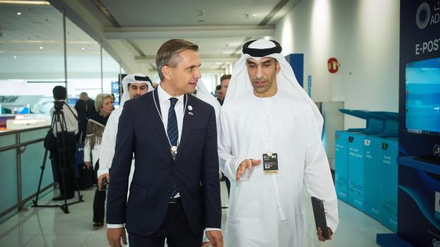 Wolfgang Hattmannsdorfer und Thani bin Ahmed al Zeyoudi im Gleichschritt.