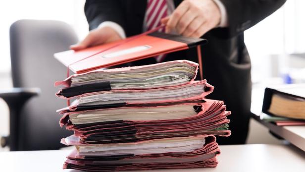 ++ ARCHIVBILD ++ Aktenstapel in der Justiz