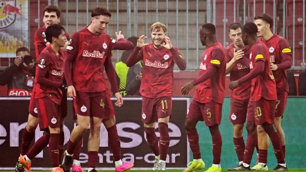 Die Salzburger Spieler bejubeln den Heimsieg in der Europa League