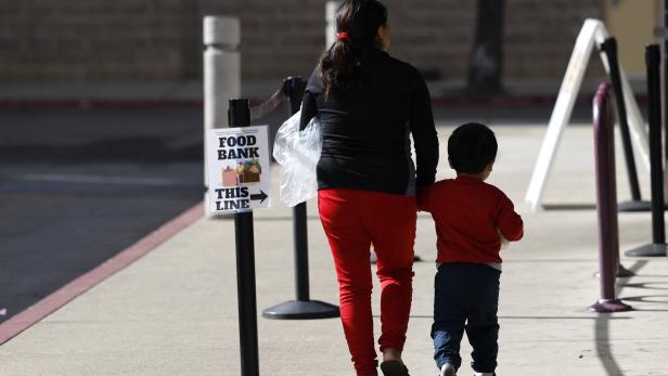 Pop-up food pantries rush to feed families as SNAP benefits stall