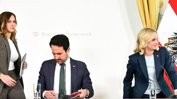 Claudia Plakolm, Christoph Wiederkehr und Michaela Schmidt sitzen nach der Ministerratssitzung gemeinsam am Tisch vor dem österreichischen Bundesadler.
