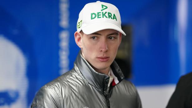 David Schumacher in Rennfahrer-Gewand. 