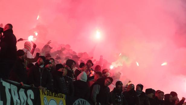 Fußballfans zünden Feuerwerkskörper in Stadion