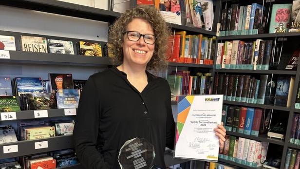 Eine Frau in einer Bibliothek mit einem Buch