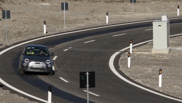 Arena del Futuro Stellantis induktives Laden