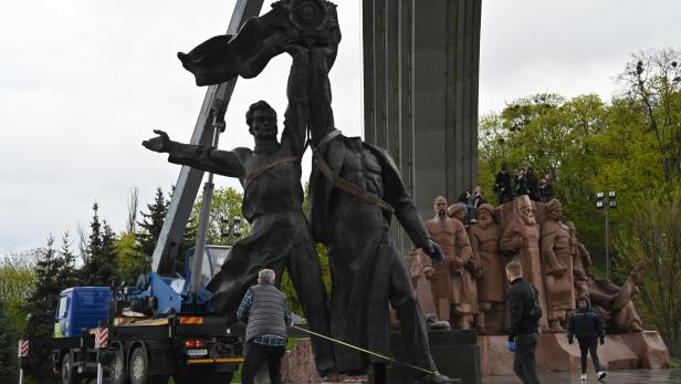 Arbeiter zerstören das Denkmal der russisch-ukrainischen Freundschaft im Jahr 2022 in Kyiv.
