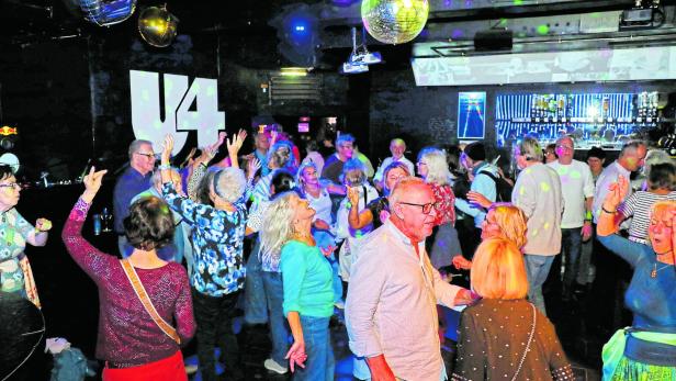 Senioren feiern auf der Tanzfläche des U4.
