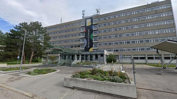 Ein mehrstöckiges Bürogebäude mit moderner Glasüberdachung am Eingang und dem Schriftzug „Burgenland Energie“.