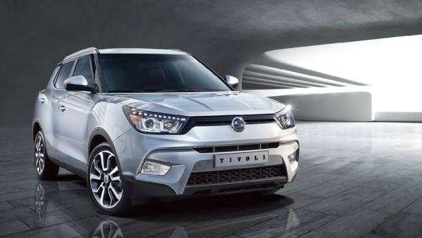 Ein silberner SsangYong Tivoli steht in einem modern gestalteten Raum.