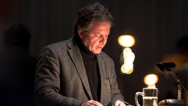 Autor Christoph Frühwirth liest aus einem Buch.