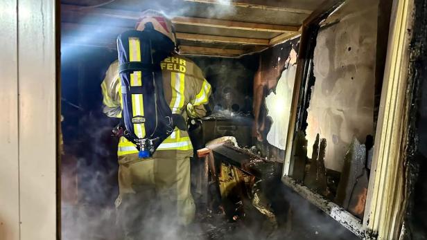 Feuerwehr in brennendem Haus