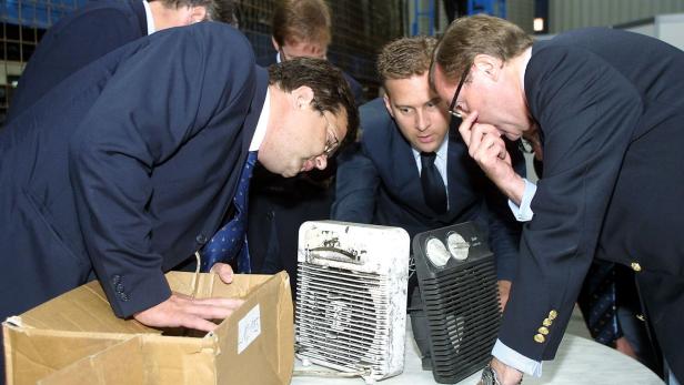 Männer begutachten ausgebrannten Heizlüfter