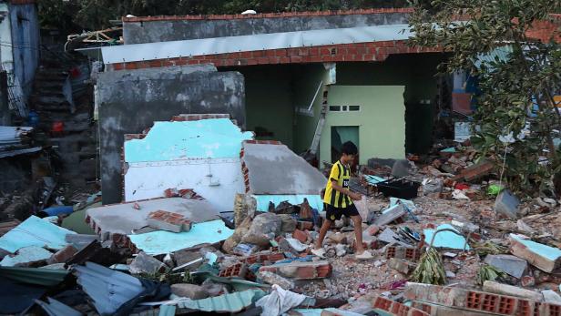 Several dead as Typhoon Kalmaegi batters central Vietnam