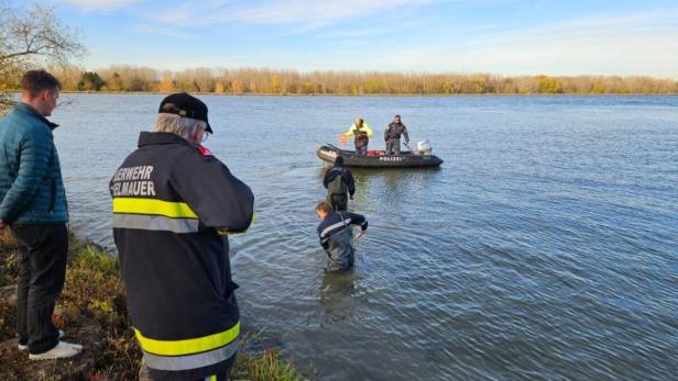 Feuerwehrleute bei Bergung von E-Scootern aus der Donau