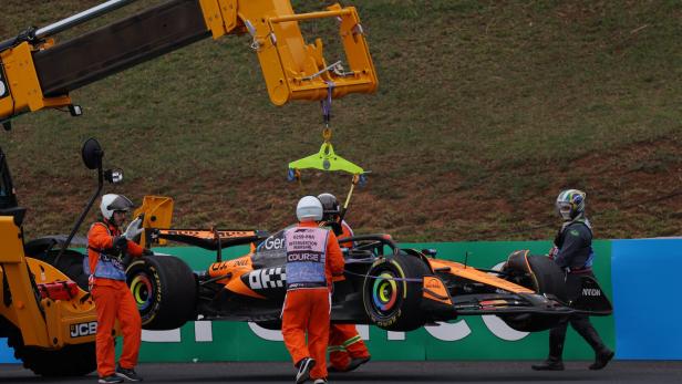 Der McLaren von Oscar Piastri hängt an einem Kran.