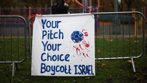 Auch manche Fußball-Fans fordern Isreals Ausschluss.