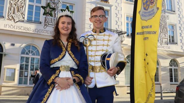 Faschingsprinzenpaar steht vor Rathaus