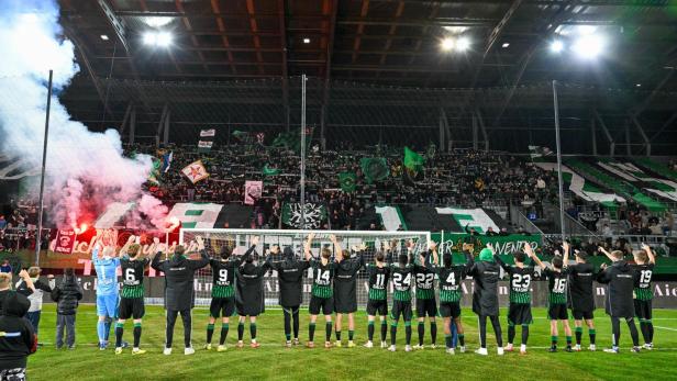 Die Spieler von Wacker Innsbruck feiern mit den Fans den 1:0-Sieg im letzten Heimspiel 2025