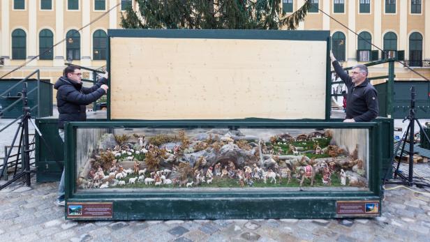 Ein Prachtstück von einer Weihnachtskrippe: Mehr als ein Jahrzehnt war der riesige Schaukasten vor dem Schloss aufgebaut (Archivbild aus 2013 mit Holzschnitzer Franz Oberschneider/re.).