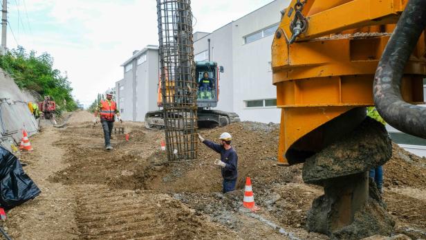 Mit schwerem Gerät wird am viergleisigen Ausbau der Südbahn in Wiener Neustadt gearbeitet.