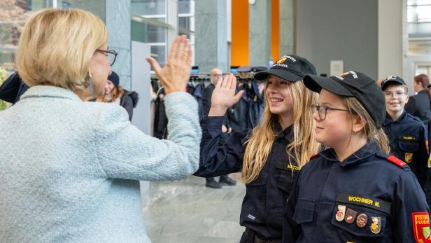 Ein "High five“ für das Ehrenamt bei der Messe am Sonntag.