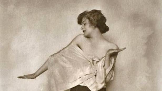 Historisches Bild einer Frau mit nackten Schultern