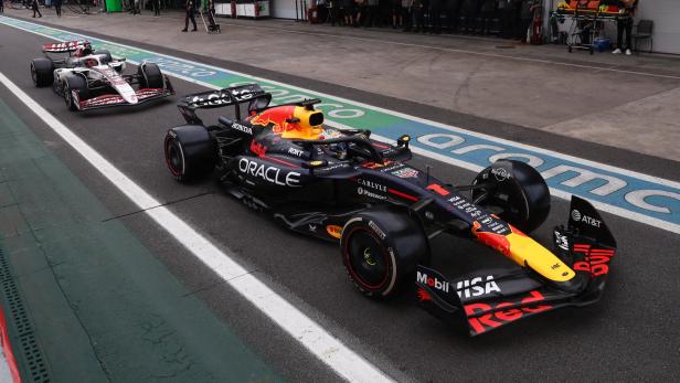 Max Verstappen steht mit seinem Auto vor dem Start noch in der Boxengasse.
