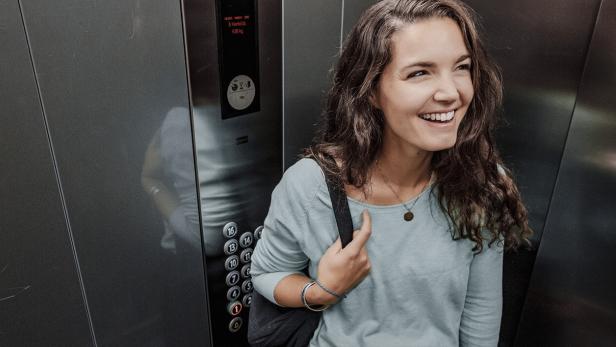 Junge Frau in einer Aufzugskabine