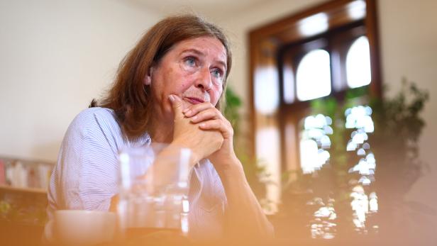 Elke Kahr sitzt an Tisch in ihrem Büro