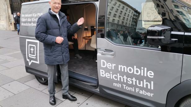Toni Faber mit dem "mobilen Beichtstuhl"