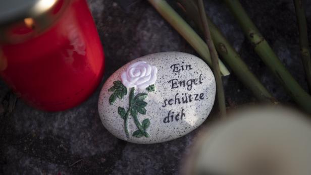 Stein mit Trauerinschrift