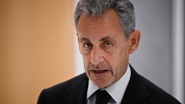 Nahaufnahme von Nicolas Sarkozy mit dunklem Anzug und Krawatte.