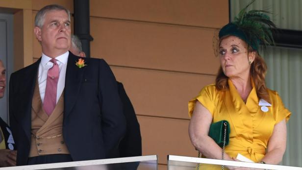 Prinz Andrew und Sarah Ferguson stehen auf einem Balkon mit Blumenkästen.