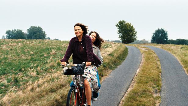 Barbara Auer und Paula Beer auf einem Fahrrad.