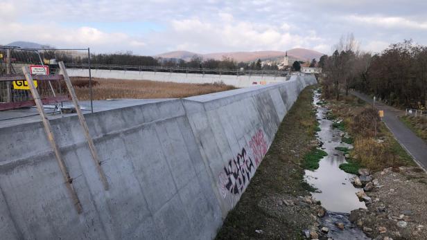 Die Rückhaltebecken in Auhof haben im September 2024 Schlimmeres verhindert. Derzeit werden sie um einen Meter aufgestockt. 