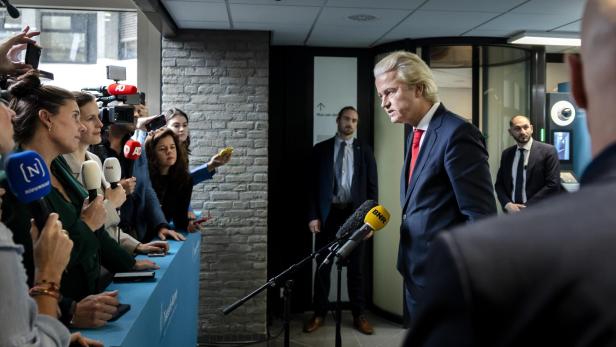 Blonder Mann vor Mikrofonen