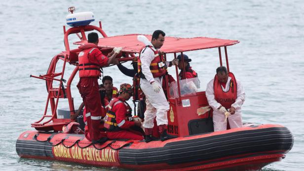 Boat with Rohingya migrants sinks off Malaysia