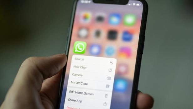 Handybildschirm mit grünem Whatsapp-Logo