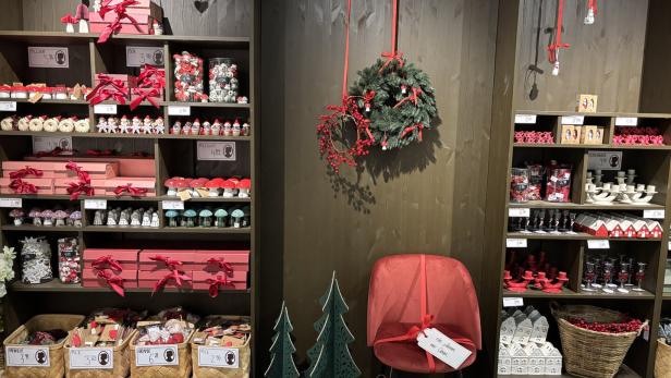 Die Innenaufnahme zeigt den neuen Søstrene Grene Store in Wien:  Der Shop ist bereits weihnachtlich dekoriert.