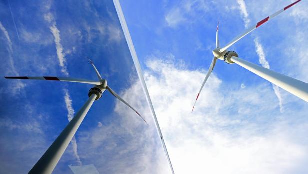 Zwei Windräder