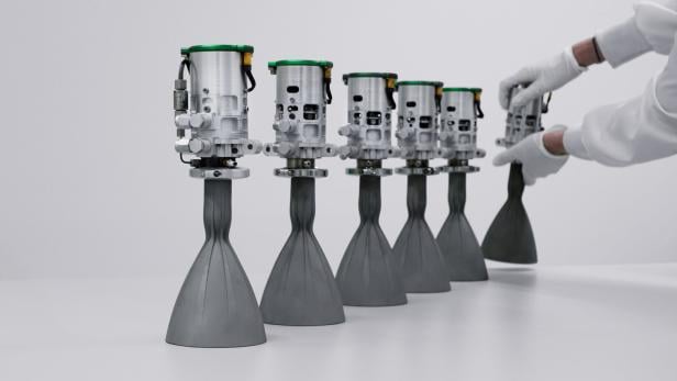 Sechs Raketenantriebe stehen nebeneinander