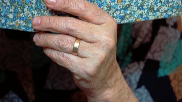 Alte Frau mit Ring am Finger