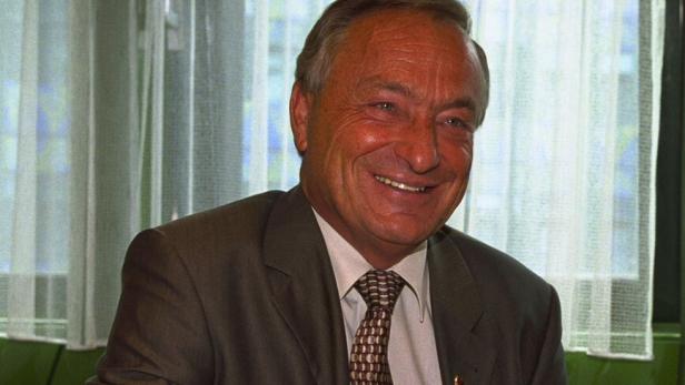 Mann mit Anzug an einem Schreibtisch