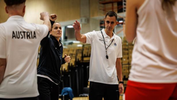 Trainer Jesper Sundberg spricht zu seinen Basketballerinnen.