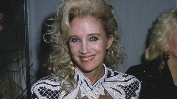 Sally Kirkland mit blonden Haaren trägt ein Glitzer-Kostüm.