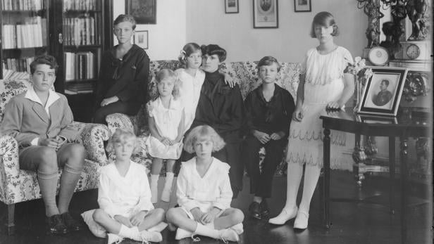  Die exilierte und verwitwete  Kaiserin Zita mit ihren acht Kindern