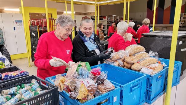 Freiwiliige Helfer in einer Lebensmittelausgabestelle.