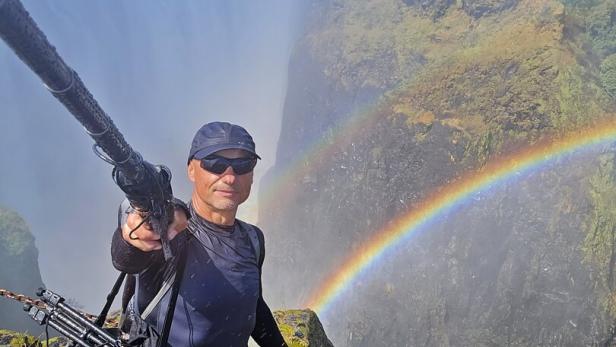 Edwin Schmidt bei den Victoriafällen. 